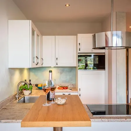 Lebensart-Am-See-Moderne-Ferienwohnung-Rosengarten-Direkt-Am-See *