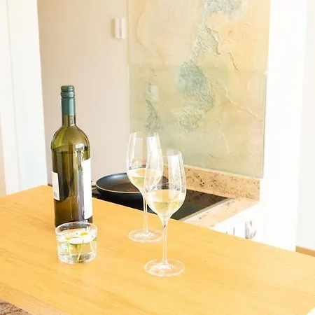 Lebensart-Am-See-Moderne-Ferienwohnung-Rosengarten-Direkt-Am-See