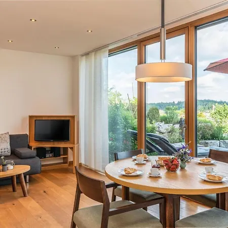 Lebensart-Am-See-Moderne-Ferienwohnung-Rosengarten-Direkt-Am-See *