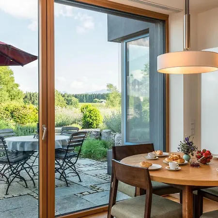 Lebensart-Am-See-Moderne-Ferienwohnung-Rosengarten-Direkt-Am-See *