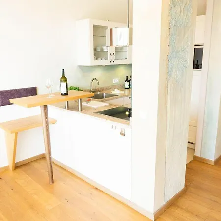 Lebensart-Am-See-Moderne-Ferienwohnung-Rosengarten-Direkt-Am-See Appartement Bad Endorf