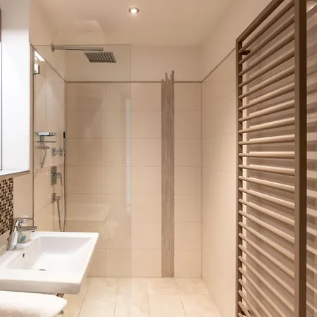 Lebensart-Am-See-Moderne-Ferienwohnung-Rosengarten-Direkt-Am-See Appartement