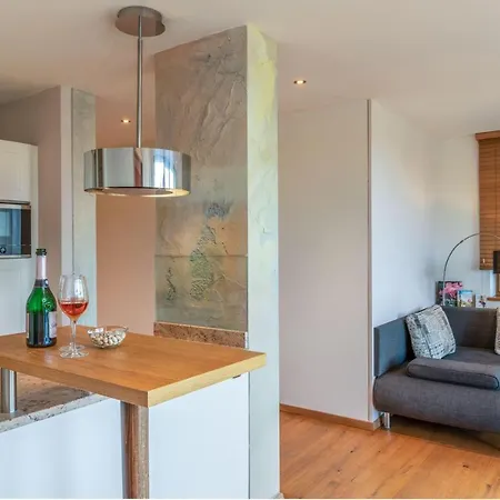Apartamento Lebensart-Am-See-Moderne-Ferienwohnung-Rosengarten-Direkt-Am-See *