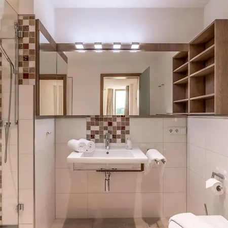 Lebensart-Am-See-Moderne-Ferienwohnung-Rosengarten-Direkt-Am-See * Bad Endorf