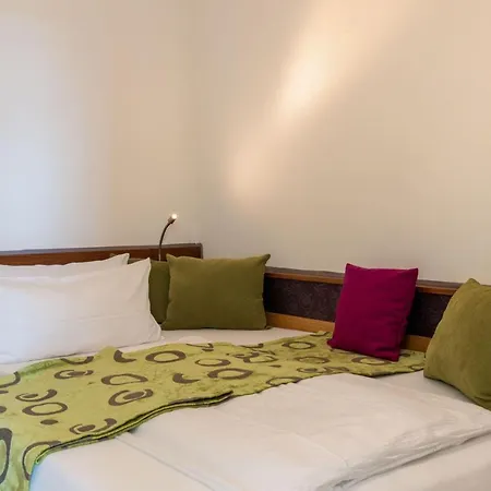 Lebensart-Am-See-Moderne-Ferienwohnung-Rosengarten-Direkt-Am-See